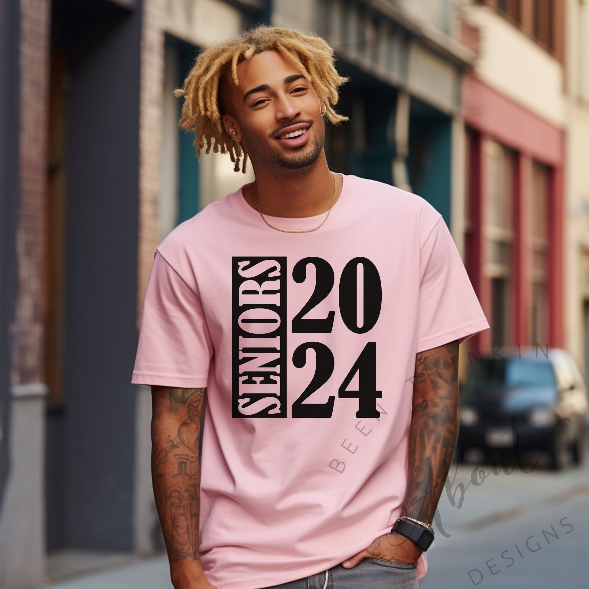 SENIORS / GRADUATE 2024 T SHIRT pink